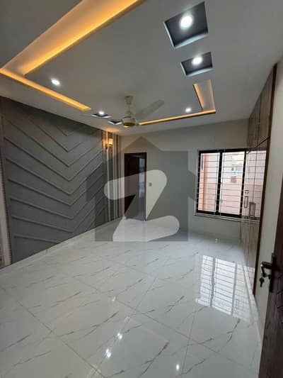 5 MARLA SLIGHTLY USE HOUSE AVAILABLE FOR SALE