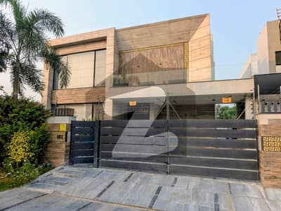 ڈی ایچ اے فیز 7 ڈیفنس (ڈی ایچ اے),لاہور میں 5 کمروں کا 1 کنال مکان 5.0 لاکھ میں کرایہ پر دستیاب ہے۔