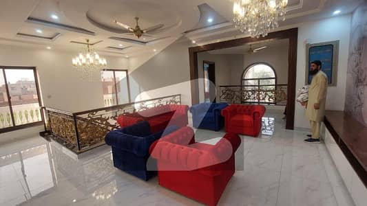 سعید کالونی فیصل آباد میں 7 کمروں کا 1 کنال مکان 10.0 کروڑ میں برائے فروخت۔