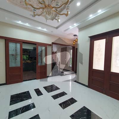 یو ای ٹی ہاؤسنگ سوسائٹی لاہور میں 2 کمروں کا 10 مرلہ زیریں پورشن 65.0 ہزار میں کرایہ پر دستیاب ہے۔