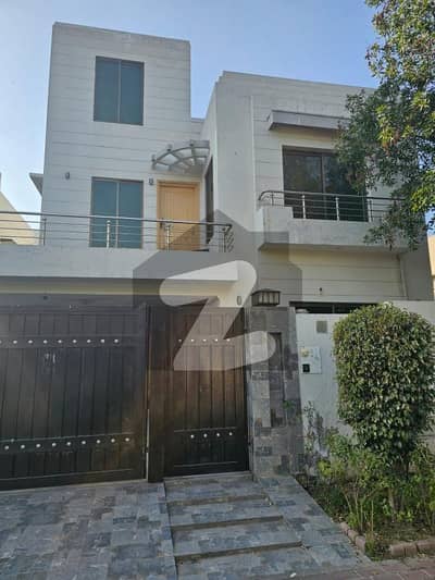 بحریہ ٹاؤن رفیع بلاک بحریہ ٹاؤن سیکٹر ای,بحریہ ٹاؤن,لاہور میں 4 کمروں کا 10 مرلہ مکان 1.3 لاکھ میں کرایہ پر دستیاب ہے۔