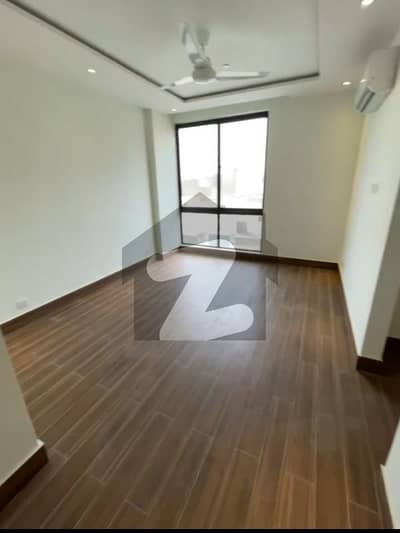 زمین اورم گلبرگ 3 - بلاک ایل,گلبرگ 3,گلبرگ,لاہور میں 2 کمروں کا 4 مرلہ فلیٹ 4.5 کروڑ میں برائے فروخت۔