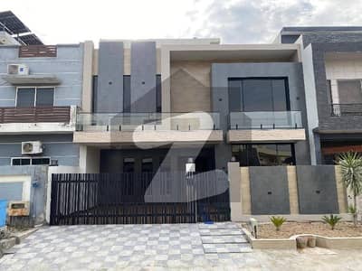 ڈی ایچ اے ڈیفینس فیز 2 ڈی ایچ اے ڈیفینس,اسلام آباد میں 5 کمروں کا 10 مرلہ مکان 6.95 کروڑ میں برائے فروخت۔