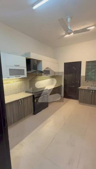 عسکری 11 عسکری,لاہور میں 3 کمروں کا 10 مرلہ فلیٹ 2.8 کروڑ میں برائے فروخت۔