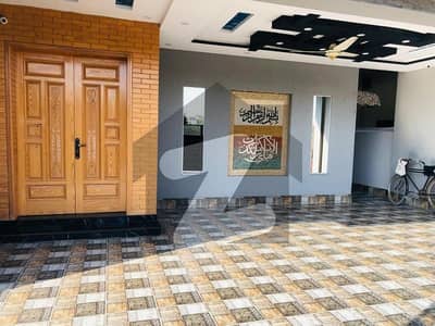 پی جی ای سی ایچ ایس فیز 2 پنجاب گورنمنٹ ایمپلائیز سوسائٹی,لاہور میں 6 کمروں کا 1 کنال مکان 5.5 کروڑ میں برائے فروخت۔