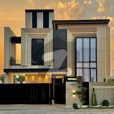 بحریہ ٹاؤن سیکٹر ای بحریہ ٹاؤن,لاہور میں 6 کمروں کا 10 مرلہ مکان 5.5 کروڑ میں برائے فروخت۔