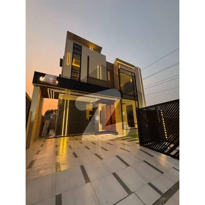 بحریہ ٹاؤن سیکٹر ای بحریہ ٹاؤن,لاہور میں 5 کمروں کا 1 کنال مکان 7.0 کروڑ میں برائے فروخت۔