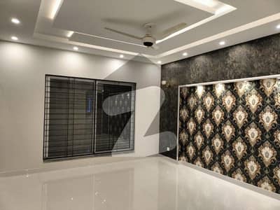 بحریہ ٹاؤن سیکٹر سی بحریہ ٹاؤن,لاہور میں 5 کمروں کا 10 مرلہ مکان 3.3 کروڑ میں برائے فروخت۔