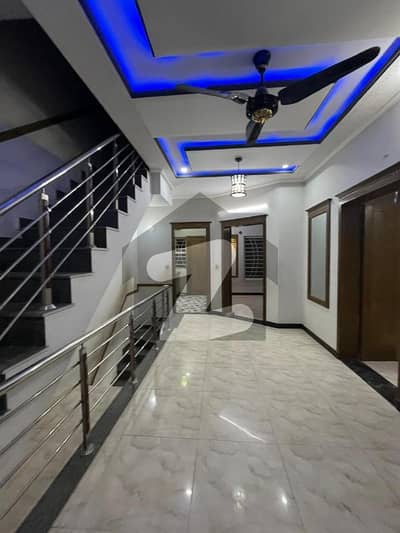 جی ۔ 13 اسلام آباد میں 4 کمروں کا 4 مرلہ مکان 3.5 کروڑ میں برائے فروخت۔