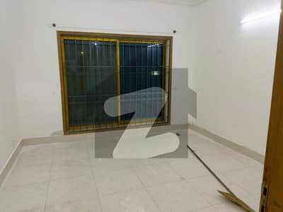 آئی ۔ 8/2 آئی ۔ 8,اسلام آباد میں 3 کمروں کا 1 کنال بالائی پورشن 2.1 لاکھ میں کرایہ پر دستیاب ہے۔