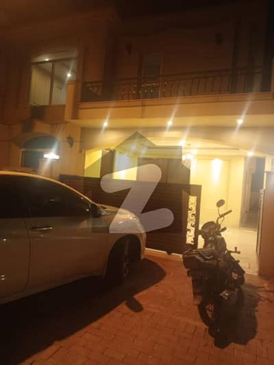 بحریہ انکلیو - سیکٹر سی 1 بحریہ انکلیو,بحریہ ٹاؤن,اسلام آباد میں 5 کمروں کا 10 مرلہ مکان 5.35 کروڑ میں برائے فروخت۔