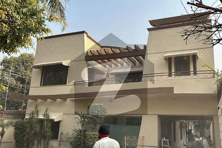 ماڈل ٹاؤن ۔ بلاک ایف ماڈل ٹاؤن,لاہور میں 6 کمروں کا 2 کنال مکان 7.0 لاکھ میں کرایہ پر دستیاب ہے۔