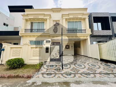 لیک سٹی میڈوز لاہور میں 5 کمروں کا 10 مرلہ مکان 4.15 کروڑ میں برائے فروخت۔