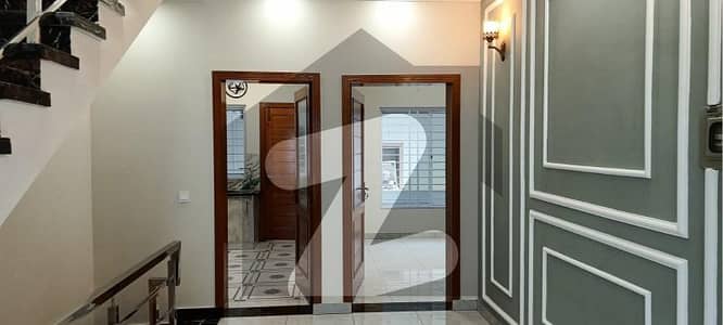 جی ۔ 13 اسلام آباد میں 4 کمروں کا 4 مرلہ مکان 3.4 کروڑ میں برائے فروخت۔