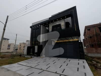 ایل ڈی اے ایوینیو لاہور میں 6 کمروں کا 10 مرلہ مکان 4.76 کروڑ میں برائے فروخت۔