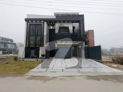 ایل ڈی اے ایوینیو لاہور میں 6 کمروں کا 10 مرلہ مکان 4.85 کروڑ میں برائے فروخت۔