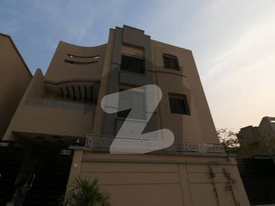 صائمہ لگژری ہومز کراچی میں 10 مرلہ مکان 3.5 کروڑ میں برائے فروخت۔