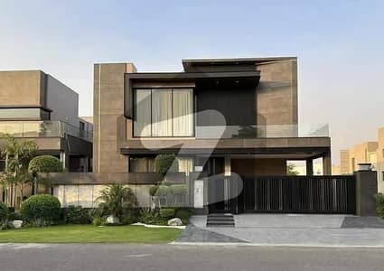 One kanal luxury bungalow located near dolmen mall