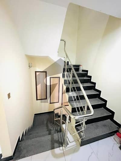 نشیمنِ اقبال لاہور میں 5 کمروں کا 10 مرلہ مکان 3.6 کروڑ میں برائے فروخت۔