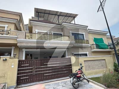 بحریہ انکلیو - سیکٹر ایم بحریہ انکلیو,بحریہ ٹاؤن,اسلام آباد میں 5 کمروں کا 10 مرلہ مکان 4.45 کروڑ میں برائے فروخت۔