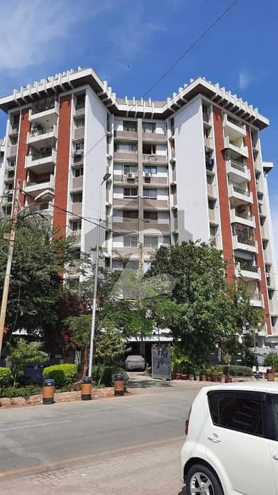 کلفٹن ۔ بلاک 5 کلفٹن,کراچی میں 3 کمروں کا 10 مرلہ فلیٹ 4.3 کروڑ میں برائے فروخت۔