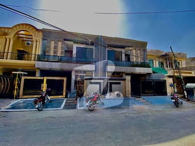 جوہر ٹاؤن لاہور میں 5 کمروں کا 10 مرلہ مکان 5.25 کروڑ میں برائے فروخت۔