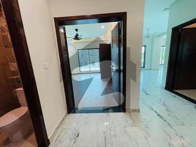 عسکری 10 عسکری,لاہور میں 4 کمروں کا 12 مرلہ فلیٹ 5.15 کروڑ میں برائے فروخت۔