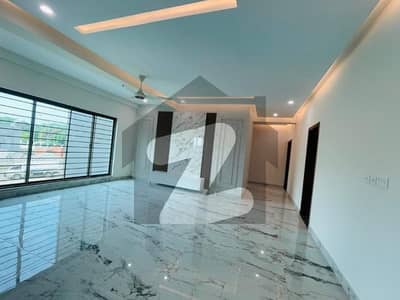 عسکری 10 عسکری,لاہور میں 4 کمروں کا 12 مرلہ فلیٹ 4.9 کروڑ میں برائے فروخت۔