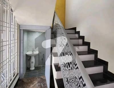 بی ۔ 17 اسلام آباد میں 4 کمروں کا 8 مرلہ مکان 3.25 کروڑ میں برائے فروخت۔