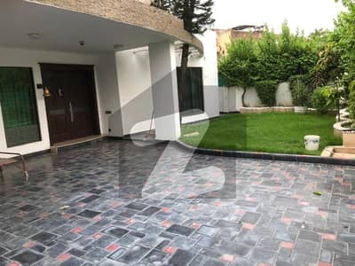 ڈی ایچ اے فیز 4 ڈیفنس (ڈی ایچ اے),لاہور میں 5 کمروں کا 1 کنال مکان 2.7 لاکھ میں کرایہ پر دستیاب ہے۔