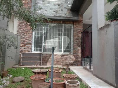 ایم پی سی ایچ ایس - بلاک سی ایم پی سی ایچ ایس ۔ ملٹی گارڈنز,بی ۔ 17,اسلام آباد میں 4 کمروں کا 8 مرلہ مکان 3.5 کروڑ میں برائے فروخت۔