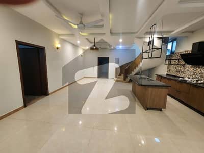 House Triple Storey With Swimming Pool For Rent