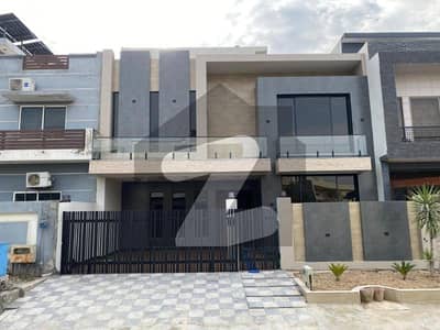 ایم پی سی ایچ ایس - بلاک سی 1 ایم پی سی ایچ ایس ۔ ملٹی گارڈنز,بی ۔ 17,اسلام آباد میں 5 کمروں کا 10 مرلہ مکان 5.3 کروڑ میں برائے فروخت۔