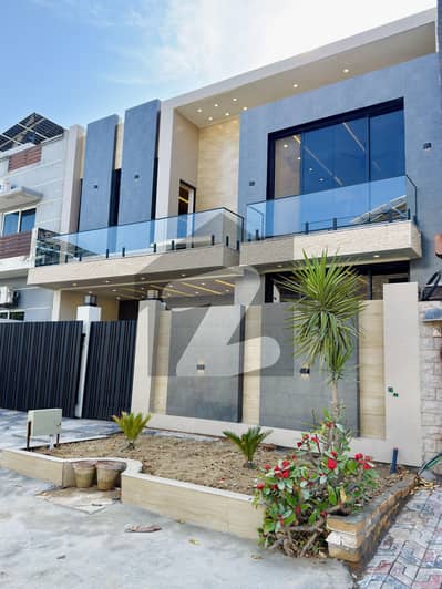 ایم پی سی ایچ ایس ۔ بلاک بی ایکسٹینشن 1 ایم پی سی ایچ ایس ۔ ملٹی گارڈنز,بی ۔ 17,اسلام آباد میں 5 کمروں کا 10 مرلہ مکان 5.35 کروڑ میں برائے فروخت۔