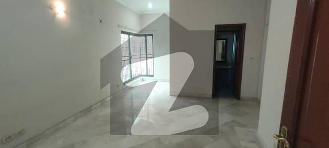 ڈی ایچ اے فیز 3 ڈیفنس (ڈی ایچ اے),لاہور میں 5 کمروں کا 1 کنال مکان 2.5 لاکھ میں کرایہ پر دستیاب ہے۔