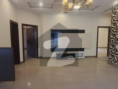 ڈی ایچ اے فیز 2 - بلاک آر فیز 2,ڈیفنس (ڈی ایچ اے),لاہور میں 3 کمروں کا 1 کنال بالائی پورشن 1.27 لاکھ میں کرایہ پر دستیاب ہے۔