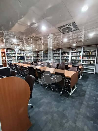 کلفٹن کراچی میں 11 کمروں کا 2 کنال دفتر 40.0 کروڑ میں برائے فروخت۔