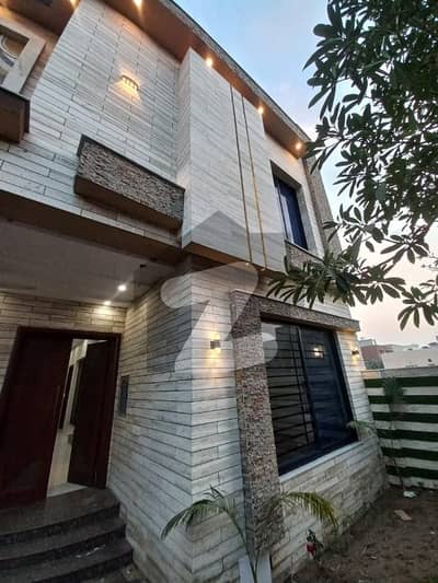 واپڈا سٹی فیصل آباد میں 5 کمروں کا 10 مرلہ مکان 3.5 کروڑ میں برائے فروخت۔