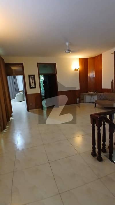 ایف ۔ 10 اسلام آباد میں 5 کمروں کا 1 کنال مکان 7.5 لاکھ میں کرایہ پر دستیاب ہے۔