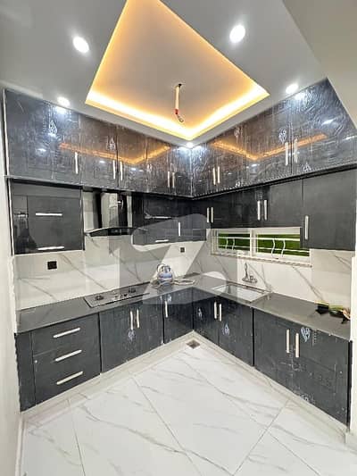 کیولری گراؤنڈ لاہور میں 6 کمروں کا 8 مرلہ مکان 4.7 کروڑ میں برائے فروخت۔