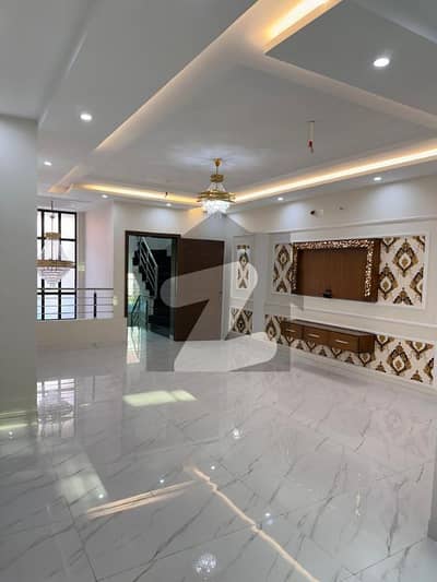 کیولری گراؤنڈ لاہور میں 6 کمروں کا 8 مرلہ مکان 4.7 کروڑ میں برائے فروخت۔