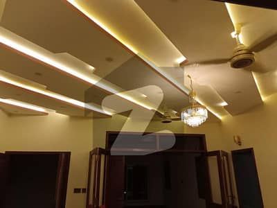 جوبلی ٹاؤن لاہور میں 5 کمروں کا 10 مرلہ مکان 3.6 کروڑ میں برائے فروخت۔