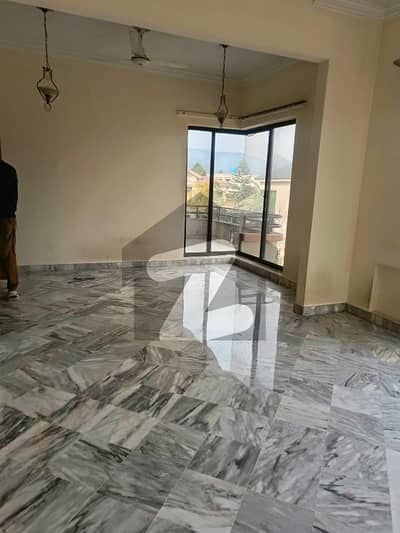 ایف ۔ 11 اسلام آباد میں 3 کمروں کا 1 کنال بالائی پورشن 1.9 لاکھ میں کرایہ پر دستیاب ہے۔