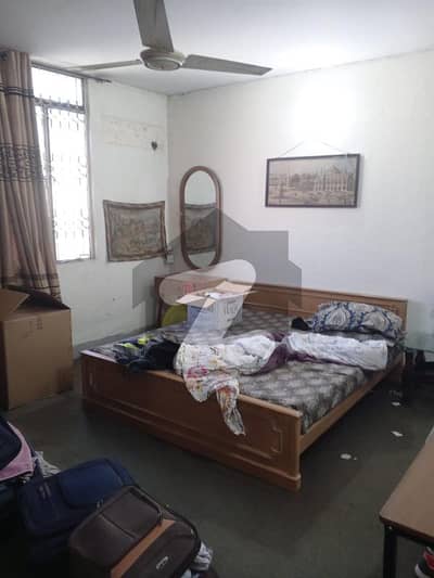 کینٹ لاہور میں 2 کمروں کا 1 کنال بالائی پورشن 85.0 ہزار میں کرایہ پر دستیاب ہے۔