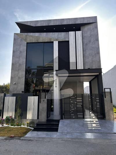 ڈی ایچ اے 9 ٹاؤن ڈیفنس (ڈی ایچ اے),لاہور میں 3 کمروں کا 5 مرلہ مکان 2.75 کروڑ میں برائے فروخت۔