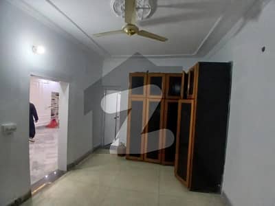 سمن آباد لاہور میں 4 کمروں کا 5 مرلہ مکان 1.2 لاکھ میں کرایہ پر دستیاب ہے۔