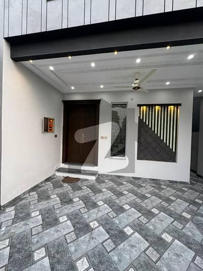 واپڈا سٹی ۔ بلاک کے واپڈا سٹی,فیصل آباد میں 5 کمروں کا 10 مرلہ مکان 3.8 کروڑ میں برائے فروخت۔