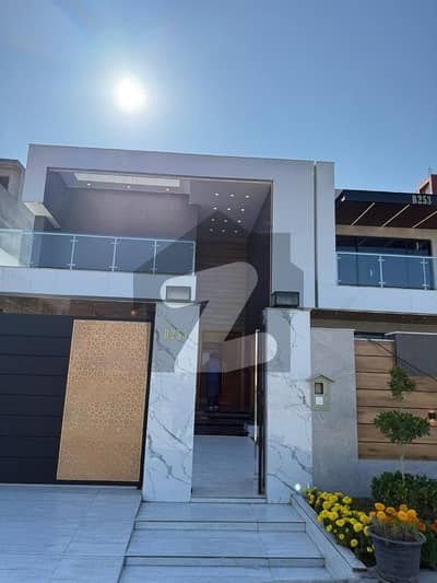 ڈی ایچ اے ڈیفینس پشاور میں 10 کمروں کا 1 کنال مکان 9.5 کروڑ میں برائے فروخت۔