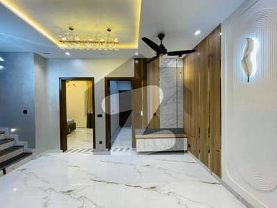 بحریہ ٹاؤن سیکٹر B بحریہ ٹاؤن,لاہور میں 7 کمروں کا 1 کنال مکان 2.5 لاکھ میں کرایہ پر دستیاب ہے۔