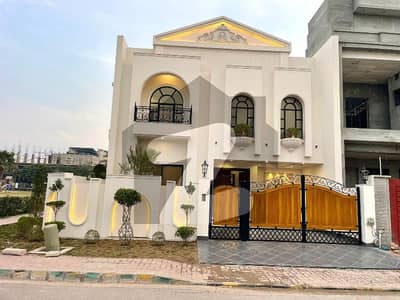 رائل آرچرڈ ملتان پبلک سکول روڈ,ملتان میں 5 کمروں کا 10 مرلہ مکان 3.8 کروڑ میں برائے فروخت۔